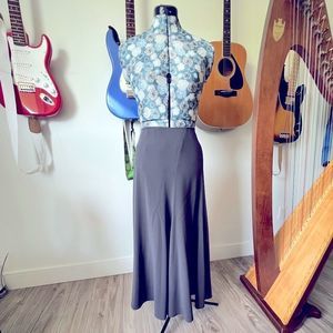 3/$30 $10 Bundle Item! Grey Swing Skirt Sz 8
